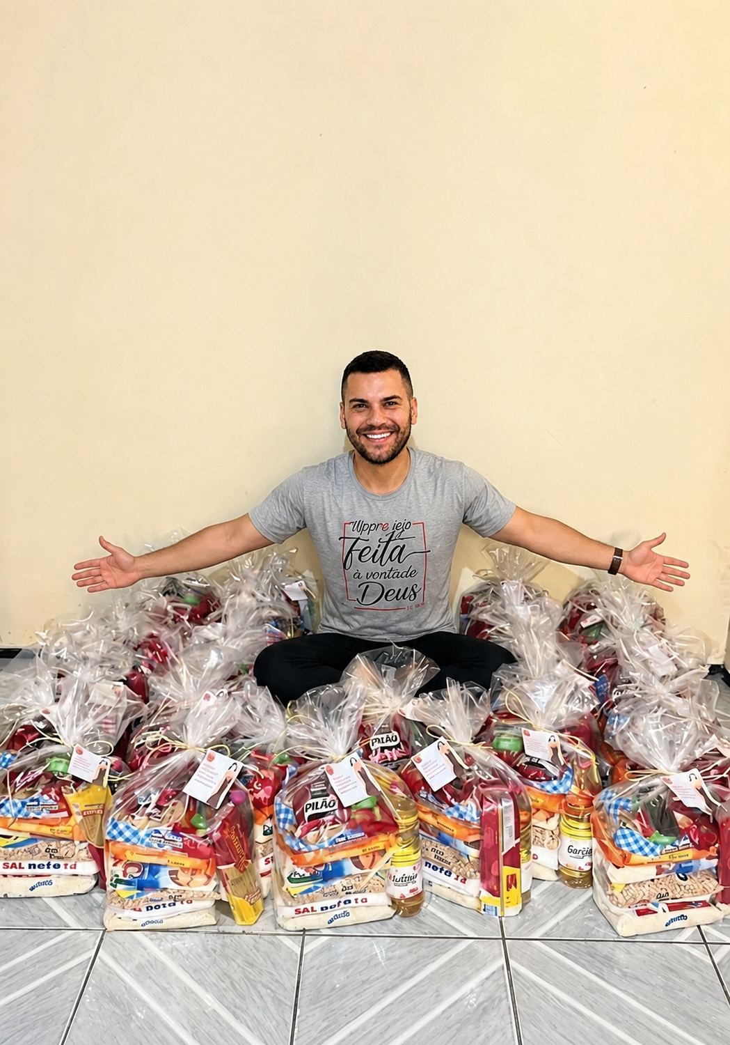 Fundador da StarClean junto às cestas básicas preparadas para doação
